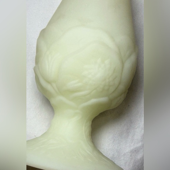 Fenton Vintage Uranium Bud Vase UV Reactive Custard Art Floral Glass Footed EUC - Picture 6 of 10